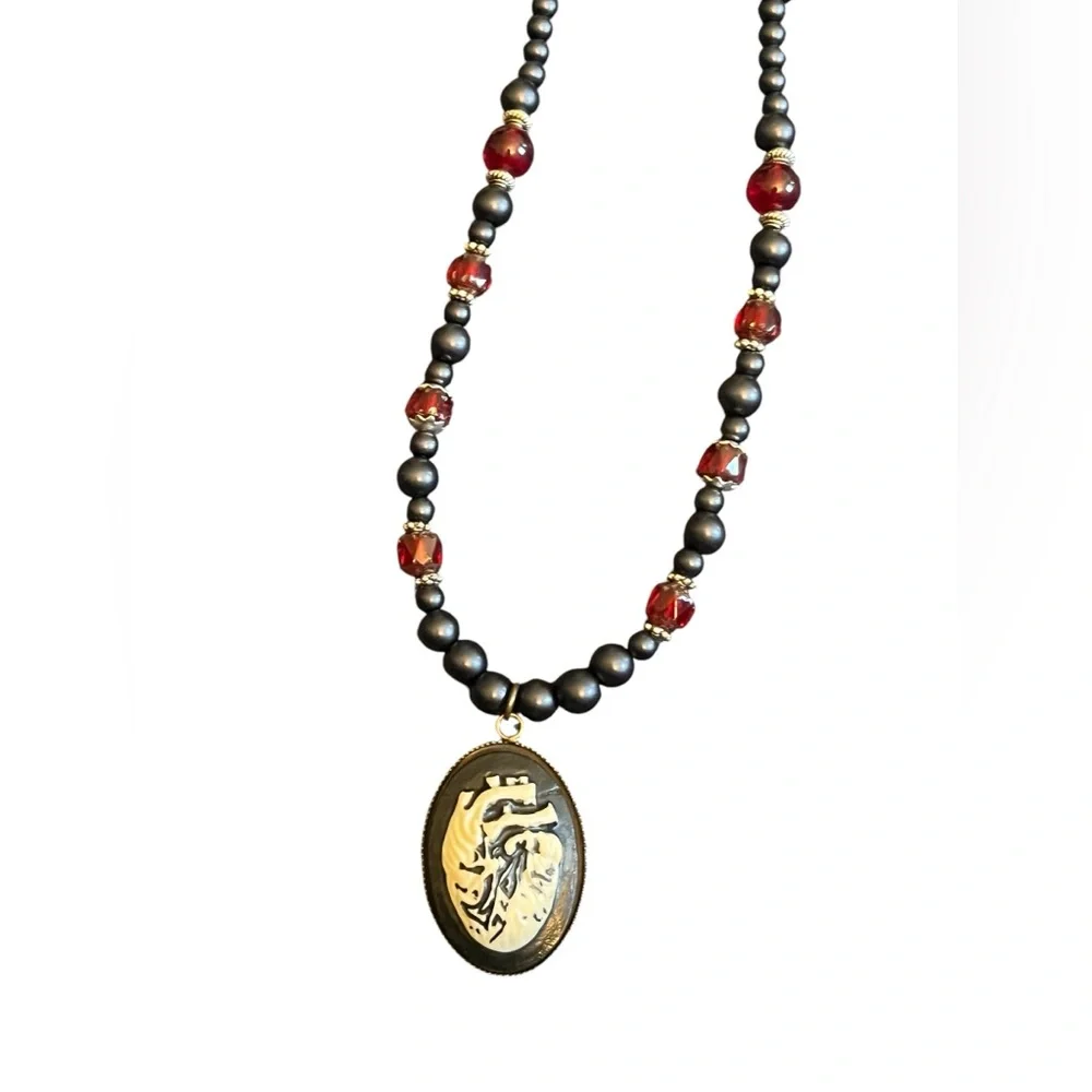 Hand crafted anatomical heart faux pearl necklace - Picture 8 of 9